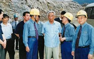 2002年6月1日,时任全国人大常委会副委员长邹家华视察江西亚东。 2002年6月1日,时任全国人大常委会副委员长邹家华视察江西亚东。