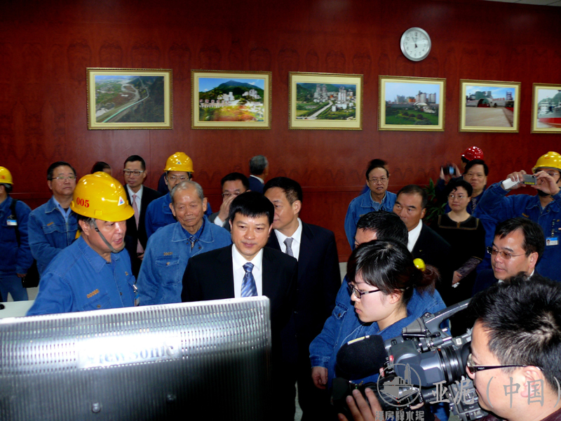 2010年3月14日,成都市委副书记唐川平视察四川亚东 2010年3月14日,成都市委副书记唐川平视察四川亚东