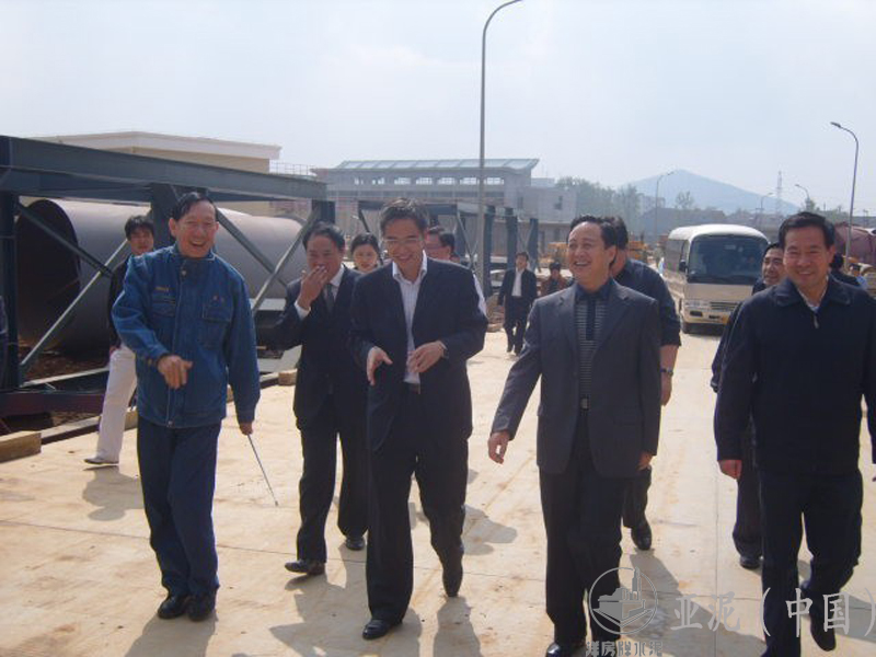 2009年10月,湖北省纪委书记黄先耀部长、刘善桥书记、张社教书记视察厂区 2009年10月,湖北省纪委书记黄先耀部长、刘善桥书记、张社教书记视察厂区