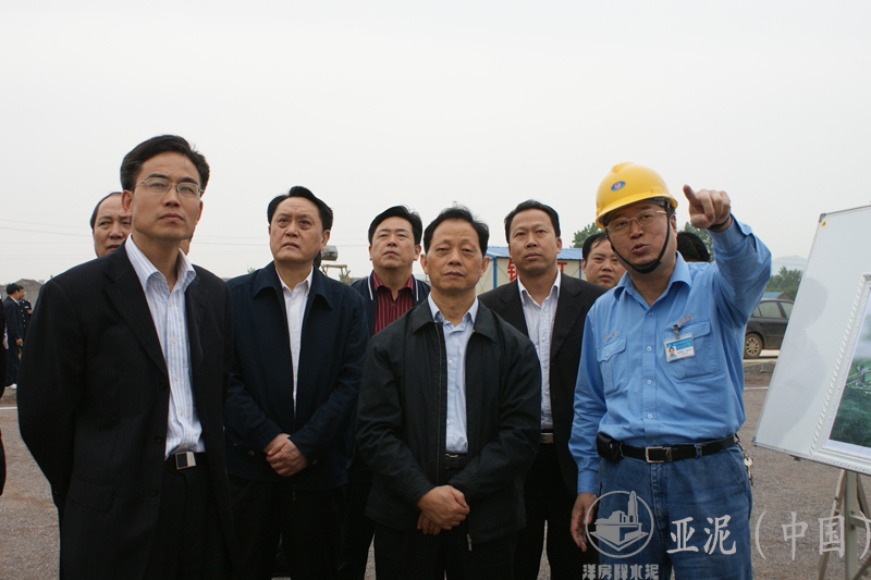 2009年4月,保监会主席吴定富、黄冈刘雪荣市长、武穴张社教书记视察黄冈亚东 2009年4月,保监会主席吴定富、黄冈刘雪荣市长、武穴张社教书记视察黄冈亚东