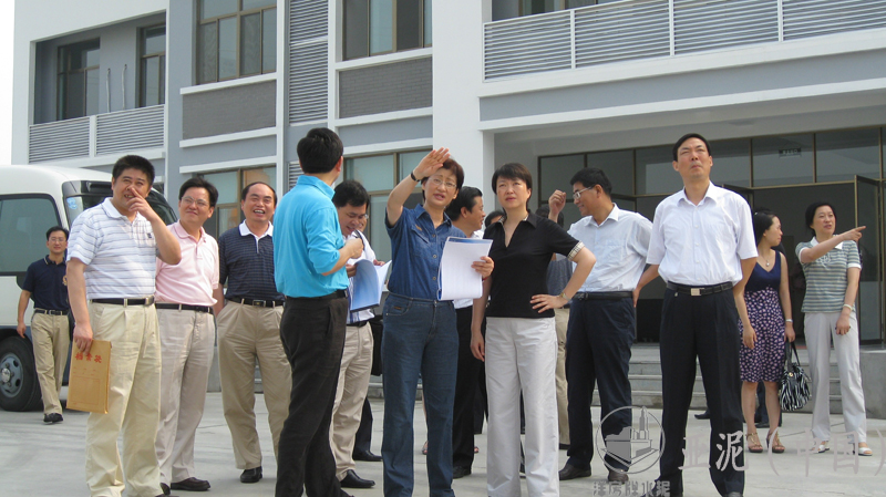 2008年7月27日,时任扬州市长王燕文、副市长闻道才视察扬州亚东 2008年7月27日,时任扬州市长王燕文、副市长闻道才视察扬州亚东