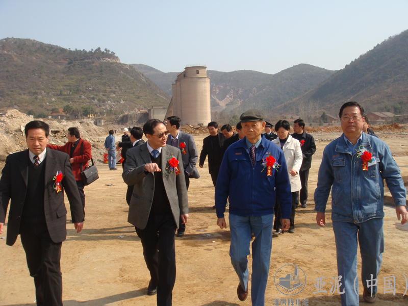 2008年3月,湖北省台办尤习贵主任与黄冈市委书记刘善桥视察厂区建设 2008年3月,湖北省台办尤习贵主任与黄冈市委书记刘善桥视察厂区建设