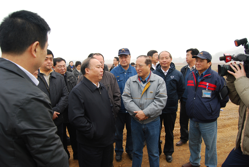 2011年12月6日,江西省常务副省长凌成兴视察江西亚东五、六期工地 2011年12月6日,江西省常务副省长凌成兴视察江西亚东五、六期工地