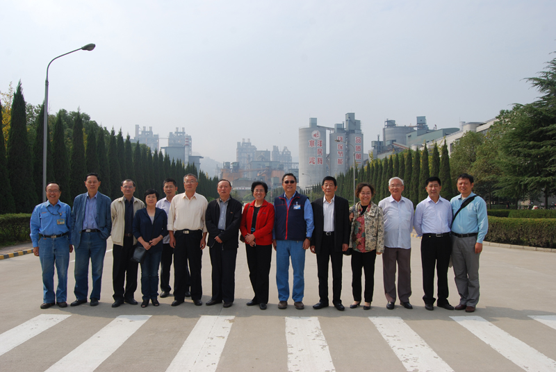 2012年10月26日江西省政府参事考察团一行16人至本公司调研,亚洲水泥(中国)控股公司执行长吴中立先生亲切接待,并合影留念。 2012年10月26日江西省政府参事考察团一行16人至本公司调研,亚洲水泥(中国)控股公司执行长吴中立先生亲切接待,并合影留念。