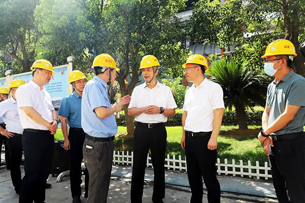 2022年7月13日,江西省人民政府常委副省长任珠峰参访江西亚东二厂区,田隆总经理于现场介绍公司运营情况。 2022年7月13日,江西省人民政府常委副省长任珠峰参访江西亚东二厂区,田隆总经理于现场介绍公司运营情况。