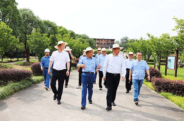 2024年7月9日,江西省人大副主任张小平一行来江西亚东调研矿区生态修复保护及相关工作,亚泥(中国)张振昆执行长与王海洋副董事长特别助理一同接待。 2024年7月9日,江西省人大副主任张小平一行来江西亚东调研矿区生态修复保护及相关工作,亚泥(中国)张振昆执行长与王海洋副董事长特别助理一同接待。