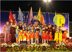 2007年9月,江西亚东水泥公司继2001年、2002年、2004年举办中秋晚会后,再次举办“感恩感谢?月圆人圆”中秋晚会,广邀附近民众参与同乐。 2007年9月,江西亚东水泥公司继2001年、2002年、2004年举办中秋晚会后,再次举办“感恩感谢?月圆人圆”中秋晚会,广邀附近民众参与同乐。