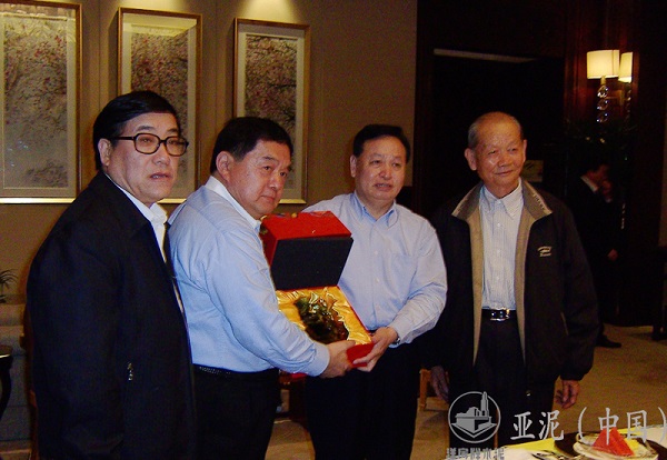 On April 2009, Mr Hsu, the Chairman, and Luo Qingquan, Secretary of the CPC Hubei Provincial Committee, presented gifts to each other. On April 2009, Mr Hsu, the Chairman, and Luo Qingquan, Secretary of the CPC Hubei Provincial Committee, presented gifts to each other.