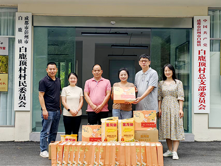 本公司辖下四川亚东公司值中秋佳节,对厂区、矿区周边及长皮带沿线村镇困难民众进行节日慰问。 本公司辖下四川亚东公司值中秋佳节,对厂区、矿区周边及长皮带沿线村镇困难民众进行节日慰问。
